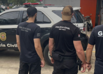 operação Linea Rubra em Rio Claro #PraCegoVer: imagem mostra agentes em diligência durante operação contra organização criminosa, com viaturas estacionadas, equipes em área urbana e clima de ação policial no interior paulista