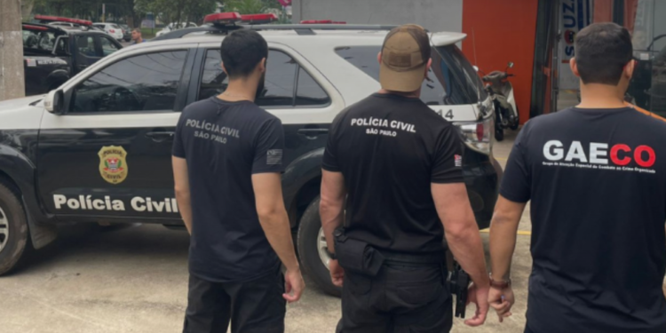operação Linea Rubra em Rio Claro #PraCegoVer: imagem mostra agentes em diligência durante operação contra organização criminosa, com viaturas estacionadas, equipes em área urbana e clima de ação policial no interior paulista
