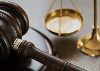 operação Mágicos de Oz contra corrupção e fraude tributária em Osasco #PraCegoVer: imagem mostra uma balança da justiça e um martelo de juiz.