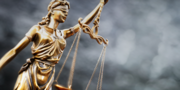 homem é condenado por matar namorada a facadas em Caraguatatuba #PraCegoVer: imagem mostra estatua da justiça que remete à apuração de um crime grave contra mulher