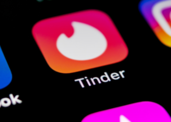 influenciador vira réu por golpe do amor #PraCegoVer celular exibindo aplicativo de rede social representando golpe virtual aplicado por meio de relacionamento falso