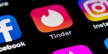 influenciador vira réu por golpe do amor #PraCegoVer celular exibindo aplicativo de rede social representando golpe virtual aplicado por meio de relacionamento falso