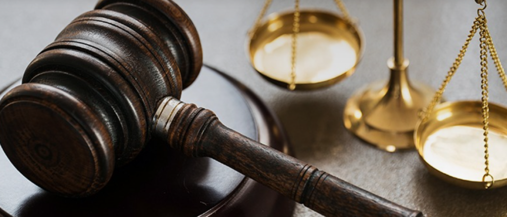 homicídio com dolo eventual durante fuga policial após roubo #PraCegoVer Tribunal do Júri em sessão de julgamento com jurados, juiz e advogados durante decisão sobre crime ocorrido após perseguição policial