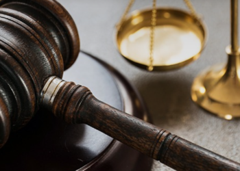 homicídio com dolo eventual durante fuga policial após roubo #PraCegoVer Tribunal do Júri em sessão de julgamento com jurados, juiz e advogados durante decisão sobre crime ocorrido após perseguição policial