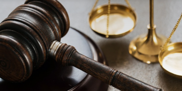 homicídio com dolo eventual durante fuga policial após roubo #PraCegoVer Tribunal do Júri em sessão de julgamento com jurados, juiz e advogados durante decisão sobre crime ocorrido após perseguição policial