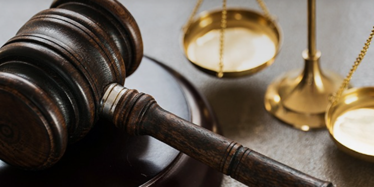 homicídio com dolo eventual durante fuga policial após roubo #PraCegoVer Tribunal do Júri em sessão de julgamento com jurados, juiz e advogados durante decisão sobre crime ocorrido após perseguição policial