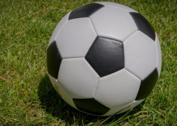 ofensas misóginas contra médica do Nacional #PraCegoVer: imagem mostra uma bola em campo ilustrando a matéria e o pedido do ministério público