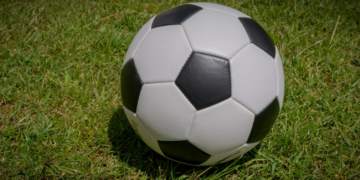 ofensas misóginas contra médica do Nacional #PraCegoVer: imagem mostra uma bola em campo ilustrando a matéria e o pedido do ministério público