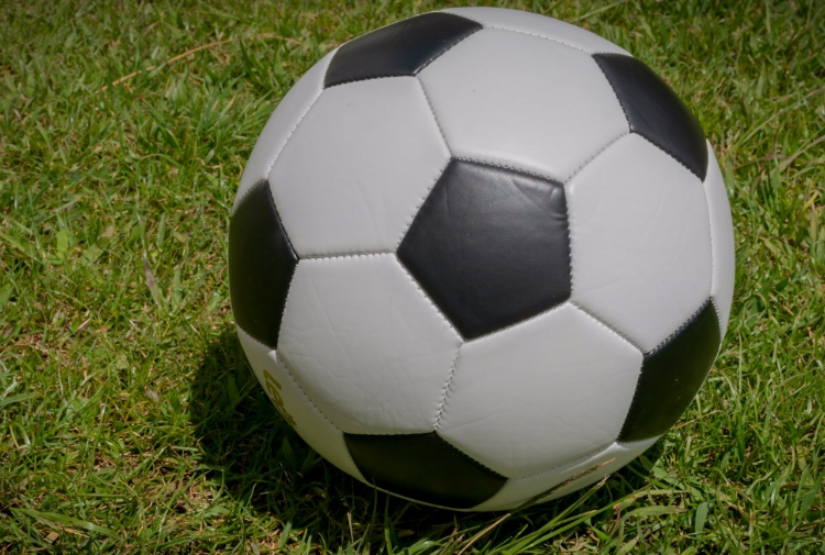 ofensas misóginas contra médica do Nacional #PraCegoVer: imagem mostra uma bola em campo ilustrando a matéria e o pedido do ministério público