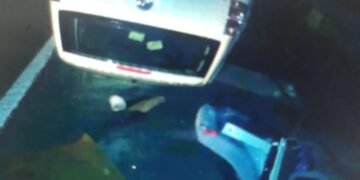 motorista embriagado após capotamento com criança em Americana #PraCegoVer veículo capotado na pista após acidente na alça de acesso da Rodovia Luiz de Queiroz em Americana