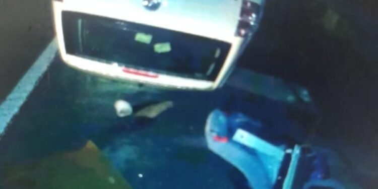 motorista embriagado após capotamento com criança em Americana #PraCegoVer veículo capotado na pista após acidente na alça de acesso da Rodovia Luiz de Queiroz em Americana