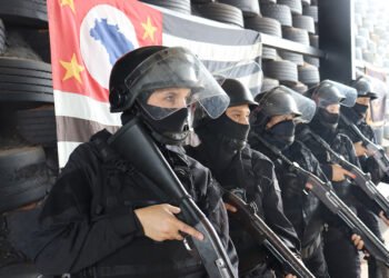 mulheres no GIR da Polícia Penal de São Paulo #PraCegoVer policiais penais do grupo de intervenção rápida em formação operacional dentro de unidade prisional