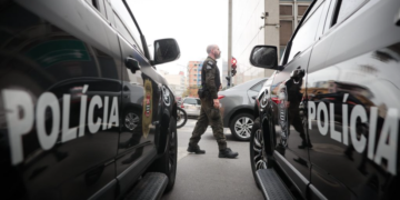 NOAD identifica homem suspeito de matar mais de cem animais em transmissões ao vivo #PraCegoVer duas viaturas da polícia civil com um polícial civil integrante do NOAD