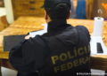 operação Bazaar contra corrupção policial realizada pelo GAECO e Polícia Federal #PraCegoVer imagem mostra agentes em operação policial cumprindo mandados, sentado em uma mesa de uma das residencias analisando documentos de interesse