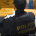 operação Bazaar contra corrupção policial realizada pelo GAECO e Polícia Federal #PraCegoVer imagem mostra agentes em operação policial cumprindo mandados, sentado em uma mesa de uma das residencias analisando documentos de interesse