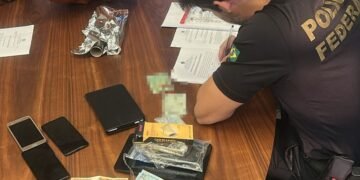 operação Fallax contra fraudes bancárias e lavagem de dinheiro #PraCegoVer agentes da Polícia Federal durante cumprimento de mandados