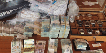 operação Fisco Paralelo contra corrupção fiscal em São Paulo #PraCegoVer agentes em cumprimento de mandados em escritórios e repartições públicas