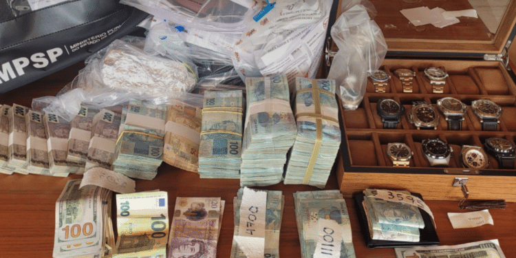 operação Fisco Paralelo contra corrupção fiscal em São Paulo #PraCegoVer agentes em cumprimento de mandados em escritórios e repartições públicas