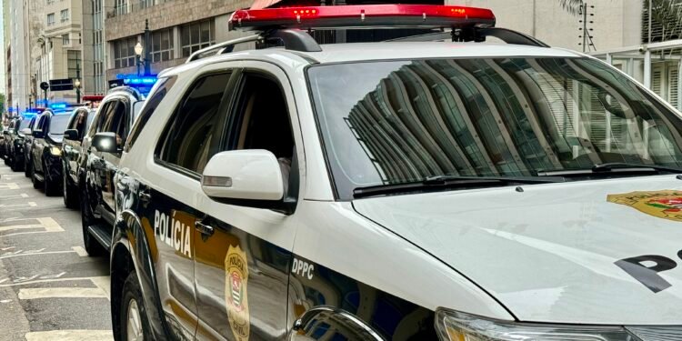 operação contra organização criminosa do tráfico no Jardim Panorama #PraCegoVer policiais civis durante operação policial em cumprimento de mandados judiciais