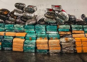 PF apreende 396 kg de drogas na rodovia Ayrton Senna em Guarulhos #PraCegoVer tabletes de drogas apreendidos organizados no chão durante operação policial