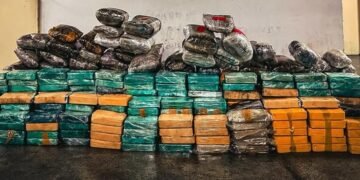 PF apreende 396 kg de drogas na rodovia Ayrton Senna em Guarulhos #PraCegoVer tabletes de drogas apreendidos organizados no chão durante operação policial