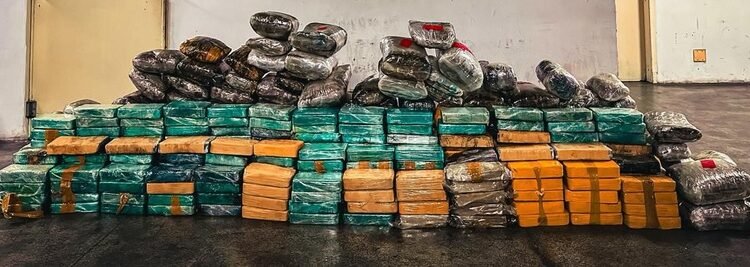 PF apreende 396 kg de drogas na rodovia Ayrton Senna em Guarulhos #PraCegoVer tabletes de drogas apreendidos organizados no chão durante operação policial