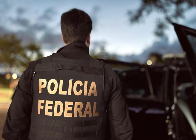 operação Costeau contra tráfico transnacional de drogas ligado ao Porto de Santos #PraCegoVer agentes da Polícia Federal durante ação de investigação relacionada a tráfico internacional de drogas