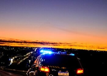 foragido internacional procurado pela Bélgica por fraude e falsificação #PraCegoVer agente da Polícia Federal em ação durante prisão de estrangeiro procurado pela Justiça