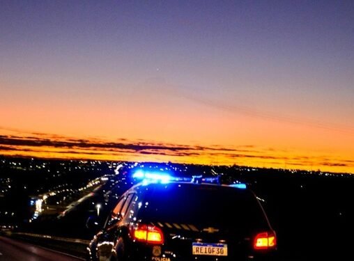 foragido internacional procurado pela Bélgica por fraude e falsificação #PraCegoVer agente da Polícia Federal em ação durante prisão de estrangeiro procurado pela Justiça