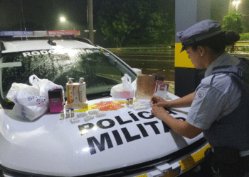 contrabando de anabolizantes em Araçatuba #PraCegoVer: imagem mostra viatura da Polícia Militar Rodoviária parada às margens de rodovia durante a noite, com produtos apreendidos expostos após abordagem.