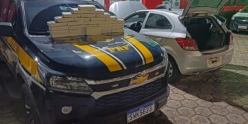 PRF prende três por tráfico de drogas e apreende 31 kg de cocaína na Fernão Dias #PraCegoVer viatura da Polícia Rodoviária Federal com tabletes de cocaína apreendidos sobre o capô ao lado de carro utilizado pelos suspeitos