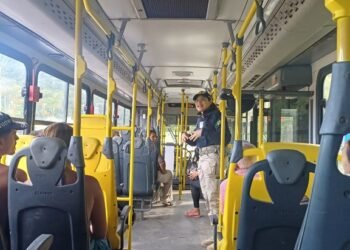 operação Rosas de Aço contra importunação sexual em ônibus nas rodovias federais #PraCegoVer policiais rodoviários federais realizam fiscalização e orientação em ônibus de passageiros