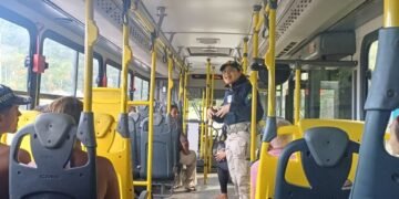 operação Rosas de Aço contra importunação sexual em ônibus nas rodovias federais #PraCegoVer policiais rodoviários federais realizam fiscalização e orientação em ônibus de passageiros