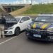 PRF recupera carro roubado na Bahia durante fiscalização em São José do Rio Preto #PraCegoVer policial rodoviário federal verifica veículo branco parado ao lado de viatura da PRF em rodovia