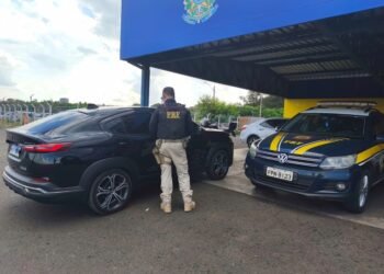 PRF apreende carro roubado durante fiscalização na BR-153 em São José do Rio Preto #PraCegoVer veículo Fiat Fastback parado durante abordagem da Polícia Rodoviária Federal em rodovia