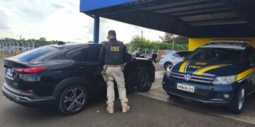 PRF apreende carro roubado durante fiscalização na BR-153 em São José do Rio Preto #PraCegoVer veículo Fiat Fastback parado durante abordagem da Polícia Rodoviária Federal em rodovia