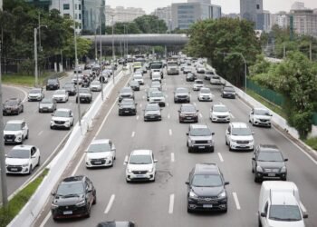 pagamento da terceira parcela do IPVA 2026 em São Paulo #PraCegoVer fluxo de carros na rodovia de são paulo