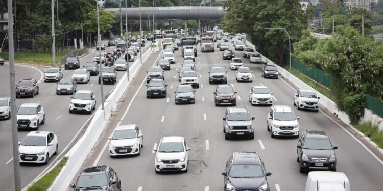pagamento da terceira parcela do IPVA 2026 em São Paulo #PraCegoVer fluxo de carros na rodovia de são paulo