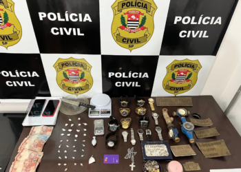 polícia civil prende traficante com drogas apreendidas durante operação policial #PraCegoVer imagem mostra porções de crack, dinheiro trocado e balanças de precisão apreendidas pela polícia