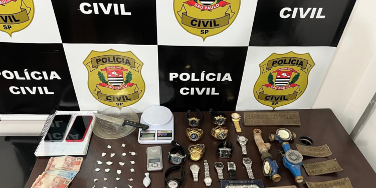 polícia civil prende traficante com drogas apreendidas durante operação policial #PraCegoVer imagem mostra porções de crack, dinheiro trocado e balanças de precisão apreendidas pela polícia