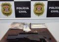 polícia civil prende traficante no jardim da mata #PraCegoVer: sobre uma mesa estão dois simulacros de arma de fogo, uma algema rosa, dinheiro em notas e moedas, além de embalagens e ao fundo painel da Polícia Civil do Estado de São Paulo