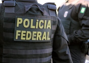 operação Insistência contra venda ilegal de cigarros eletrônicos na 25 de Março #PraCegoVer agentes da Polícia Federal durante fiscalização em lojas na região da 25 de Março