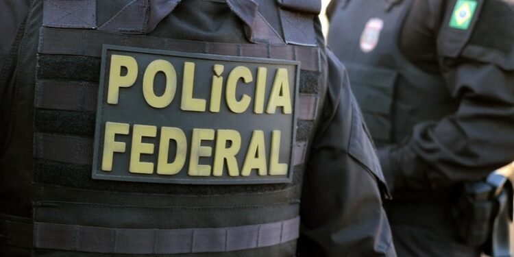 operação Insistência contra venda ilegal de cigarros eletrônicos na 25 de Março #PraCegoVer agentes da Polícia Federal durante fiscalização em lojas na região da 25 de Março
