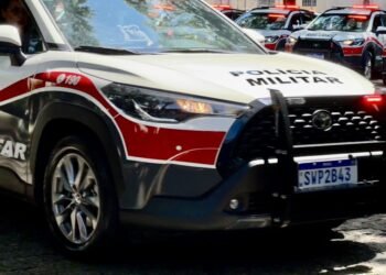 PM prende homem com 414 tijolos de maconha escondidos em sítio na zona rural #PraCegoVer viatura da Polícia Militar estacionada com giroflex ligado durante operação policial