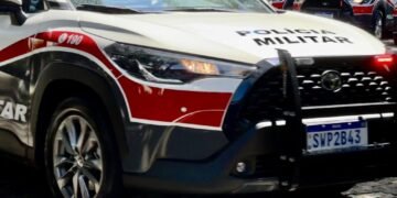 PM prende homem com 414 tijolos de maconha escondidos em sítio na zona rural #PraCegoVer viatura da Polícia Militar estacionada com giroflex ligado durante operação policial