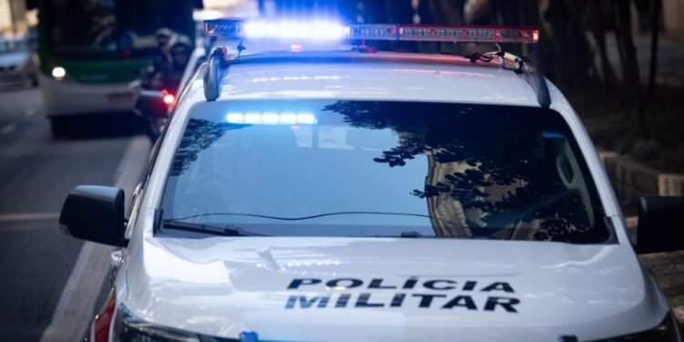 operação impacto metropolitano polícia militar #PraCegoVer: viatura da Polícia Militar com luzes de emergência ligadas em via urbana durante operação policial