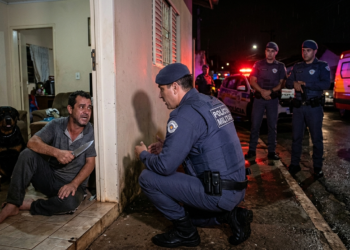 polícia militar salva homem em surto em paulínia #PraCegoVer: imagem ilustrativa representando atendimento policial em ocorrência de crise emocional com negociação