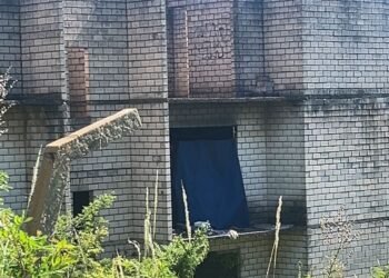 reforço no policiamento nos prédios abandonados do Parque Olaria #PraCegoVer conjunto de prédios abandonados com sinais de deterioração em área urbana