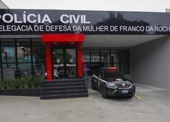 Delegacia da Mulher em Franco da Rocha amplia rede de proteção às vítimas #PraCegoVer fachada da Delegacia de Defesa da Mulher com viatura da Polícia Civil estacionada em frente ao prédio