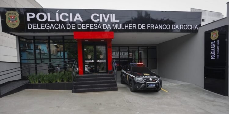 Delegacia da Mulher em Franco da Rocha amplia rede de proteção às vítimas #PraCegoVer fachada da Delegacia de Defesa da Mulher com viatura da Polícia Civil estacionada em frente ao prédio